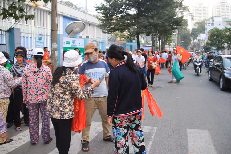 Vé chợ đen cũng hoạt động rôm rả với giá hàng triệu đồng/cặp, càng khiến không khí ngày hội bóng đá trên SVĐ Thống Nhất TP HCM nóng dần lên.