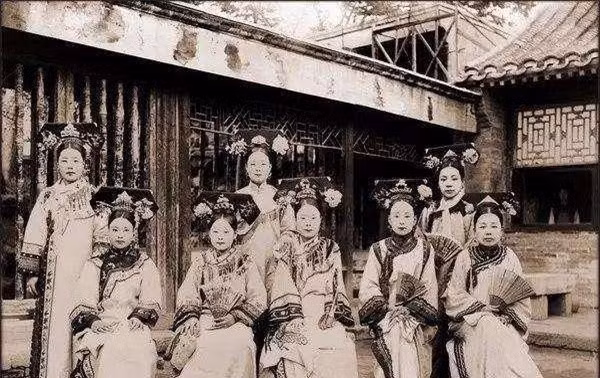 “Tự ti” về chiều cao, Càn Long từng đi giày độn 10cm? - Hình 6 “Tu ti” ve chieu cao, Can Long tung di giay don 10cm?-Hinh-6