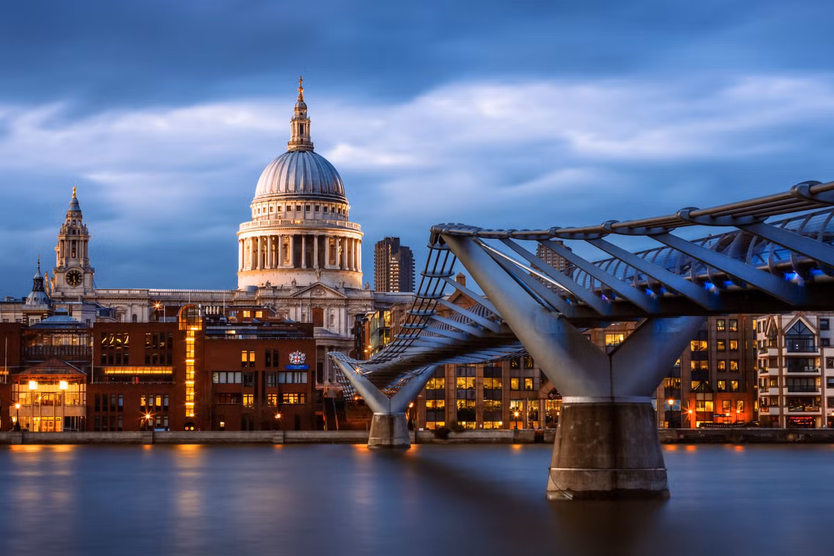 Ảnh: tripsavvy. Không chỉ sở hữu nhiều điểm tham quan và các biểu tượng văn hóa toàn cầu, London còn mang đến nhiều hoạt động cho bạn trải nghiệm, ví dụ như du lịch bằng thuyền trên sông Thames, dạo bộ ở công viên hoàng gia, hoặc tận hưởng cuộc sống về đêm ở thủ phủ ăn chơi Soho. Có lẽ vì vậy mà lượt tìm kiếm về London luôn ở mức cao. Năm nay, London chỉ xếp sau ba điểm đến khác trong danh sách. Về chi phí, giá thuê trọ tại London chênh lệch khá nhiều tùy vào kích thước phòng, tiện nghi và quan trọng nhất là vị trí địa lý. Barcelona, Tây Ban Nha Đối với những khách du lịch giàu kinh nghiệm, Barcelona của Tây Ban Nha là một trong những điểm đến mùa hè kinh điển. Thành phố trải dài trên bờ biển Địa Trung Hải đầy nắng, tiệc tùng bãi biển được tổ chức thâu đêm và một loạt các địa danh văn hóa luôn tấp nập khách tham quan.