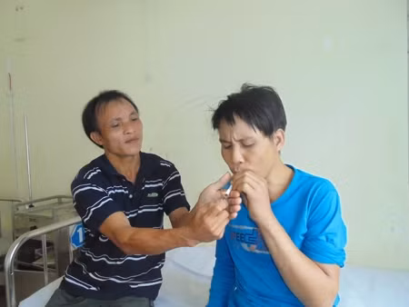 “Giận” em bắt mồi thuốc để hút….
