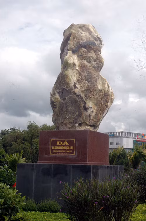 Hòn đá bị sung công đang đặt ở trung tâm TP.Pleiku.