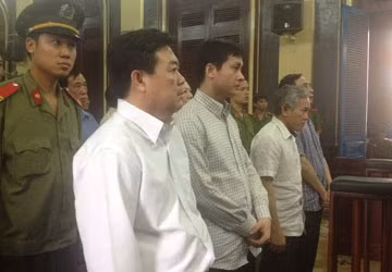 Nguyên chủ tịch UBND huyện Hóc Môn Nguyễn Văn Khỏe (trái) trước tòa.