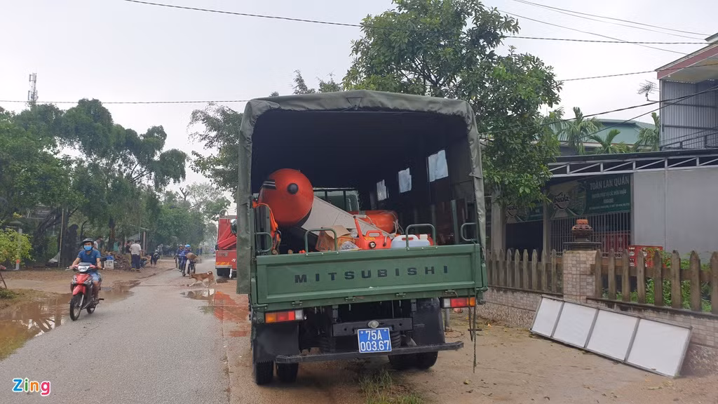 Ngoài ra, lực lượng chức năng còn huy động thêm xuồng cao su cỡ lớn để vượt qua khu vực ngập nước.