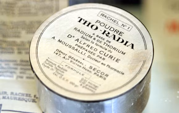Mỹ phẩm chứa phóng xạ: Vào những năm 1930, dòng mỹ phẩm Flo-radia đã cho các chất phóng xạ như thorium chloride và radium bromide vào các sản phẩm của mình để “tăng sức sống” cho người phụ nữ. Với sản phẩm có tên “Curie”, hãng quảng cáo sẽ cung cấp cho phụ nữ các dưỡng chất cần thiết cho tế bào, kích thích lưu thông máu, làm săn chắc da, loại bỏ mỡ, thu nhỏ lỗ chân lông, làm giảm tấy đỏ và các dấu hiệu tuổi tác, tàn nhang, duy trì nét thanh xuân cho da mặt…Tuy nhiên , loại mỹ phẩm này nhanh chóng tàn phá da sau đó do phóng xạ.