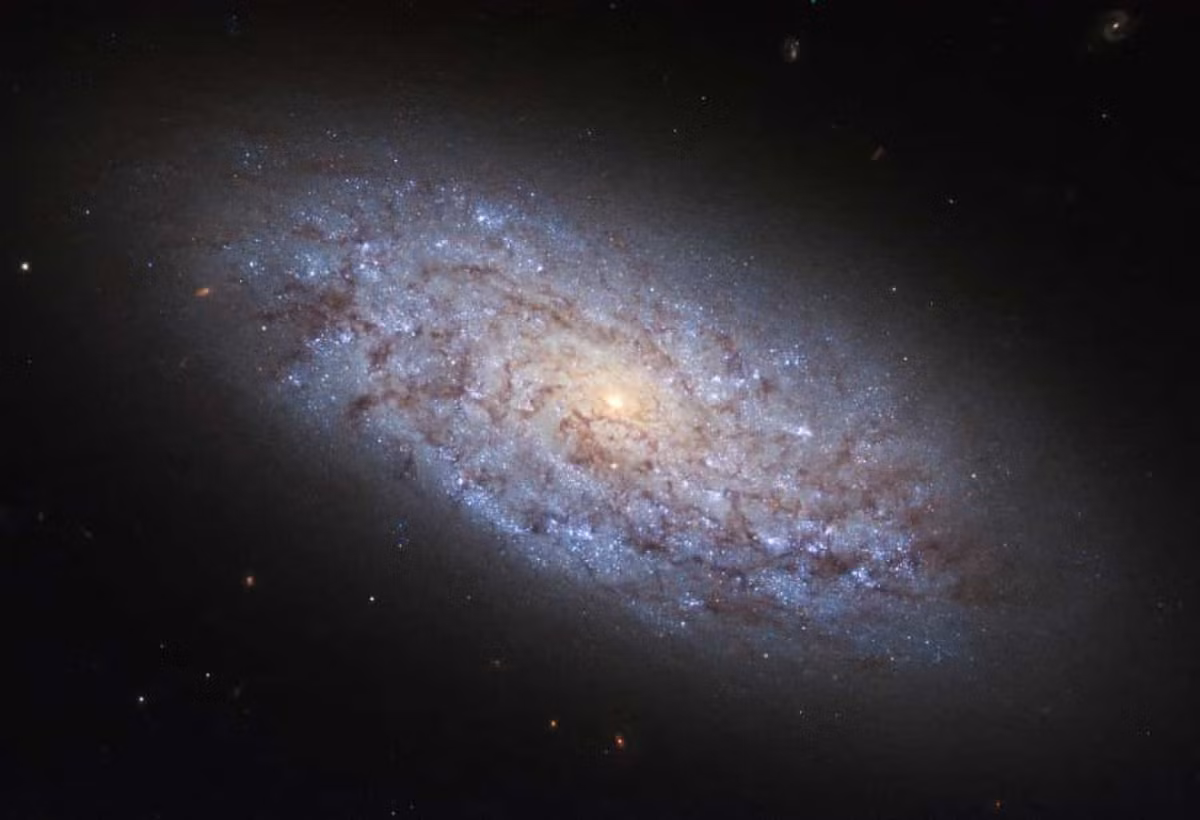 Thiên hà Comet nằm trong chòm thiên hà Abell 2667 và cách Trái Đất 3,2 tỷ năm ánh sáng. Nó được Kính Thiên văn Hubble phát hiện vào năm 2007.