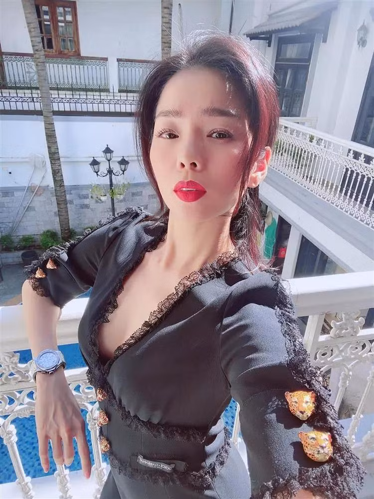 Nữ ca sĩ từng gầy guộc đến độ tay nhỏ xíu, gân nổi chằng chịt.