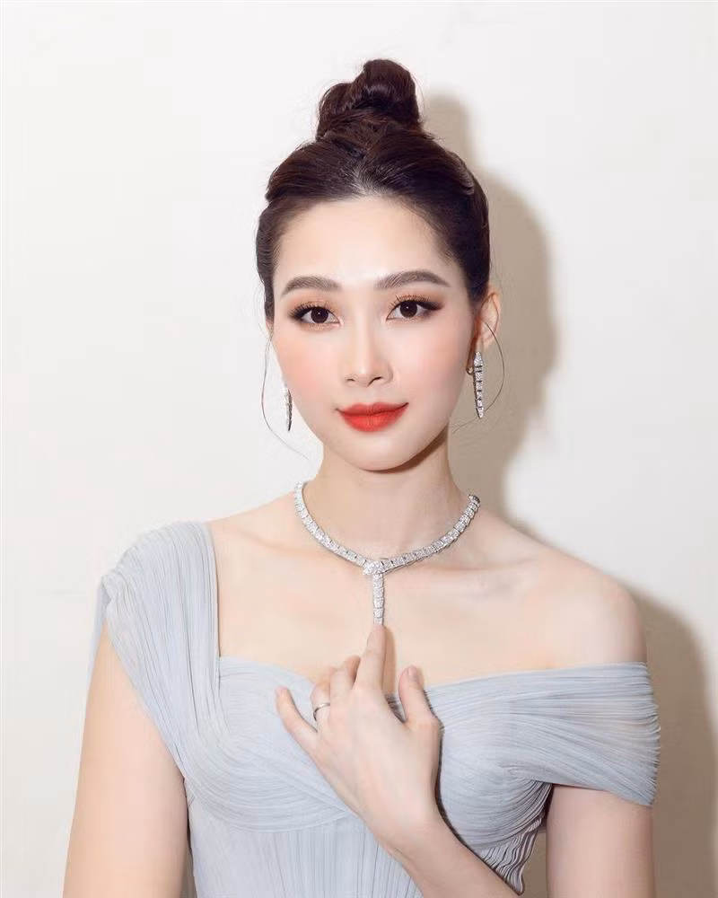 Vẻ đẹp của Hoa hậu Việt Nam 2012 - Đặng Thu Thảo - luôn được khán giả đánh giá cao. Mỹ nhân Bạc Liêu thậm chí được nhiều người hâm mộ gọi là "thần tiên tỷ tỷ".