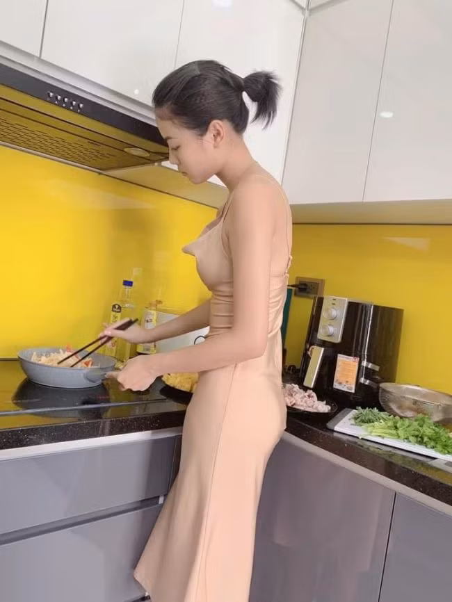 Mặc váy lụa vào bếp, người đẹp Nghệ An khoe trọn đường cong mỹ miều gợi tình.
