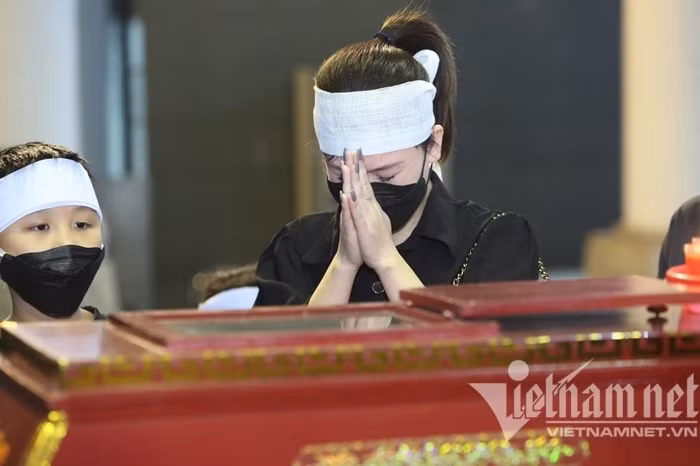 Không giấu được sự xót xa trước sự ra đi NSƯT, người thân của ông bật khóc lần cuối để tiễn ông về miền cực lạc.