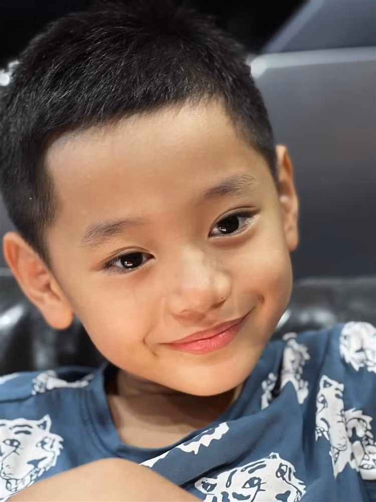 Trà My Idol tâm sự về con trai: "Hôm qua sốt tới 39,5 độ dù làm đủ kiểu vẫn không hạ. 5h sáng bế đi viện. Hy mặc dù bệnh sốt, lừ đừ, mắt đỏ au lên nhưng ngoan ơi là ngoan, không than dù chỉ một lời. Bảo gì là làm nấy, không cần nhắc đến câu thứ hai. Bình thường nhây thôi chứ mỗi lần bệnh là chỉ nằm một chỗ chịu đựng. Hy của tui nhẹ nhàng, tình cảm, dù đến lúc mệt nhất cũng không bao giờ làm người khác phiền lòng".
