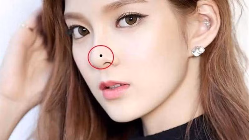  Nốt ruồi ở cánh mũi. Nếu nữ giới có nốt ruồi này thì biểu thị các mối quan hệ của chủ nhân với người khác giới rất kém, chủ yếu nguyên do là vì khả năng giao tiếp kém, thái độ quá cứng rắn, không biết tiến thoái hợp lý, không biết thể hiện sự dịu dàng, mềm mỏng của nữ giới nên khó lòng thăng tiến. 