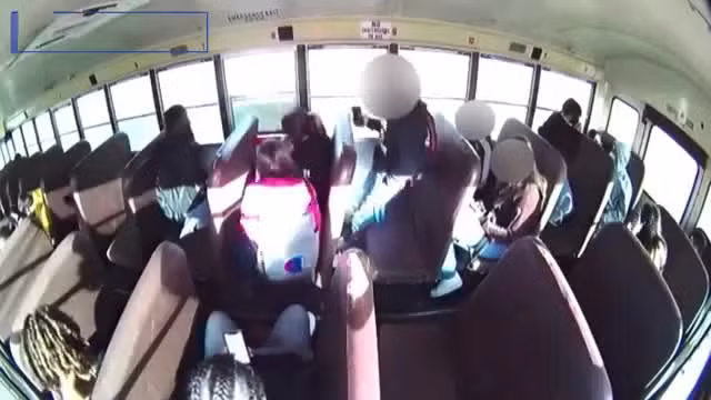 Video: Ô tô tông trực diện xe buýt, 23 học sinh “bay” tứ tung trong xe Video: O to tong truc dien xe buyt, 23 hoc sinh “bay” tu tung trong xe