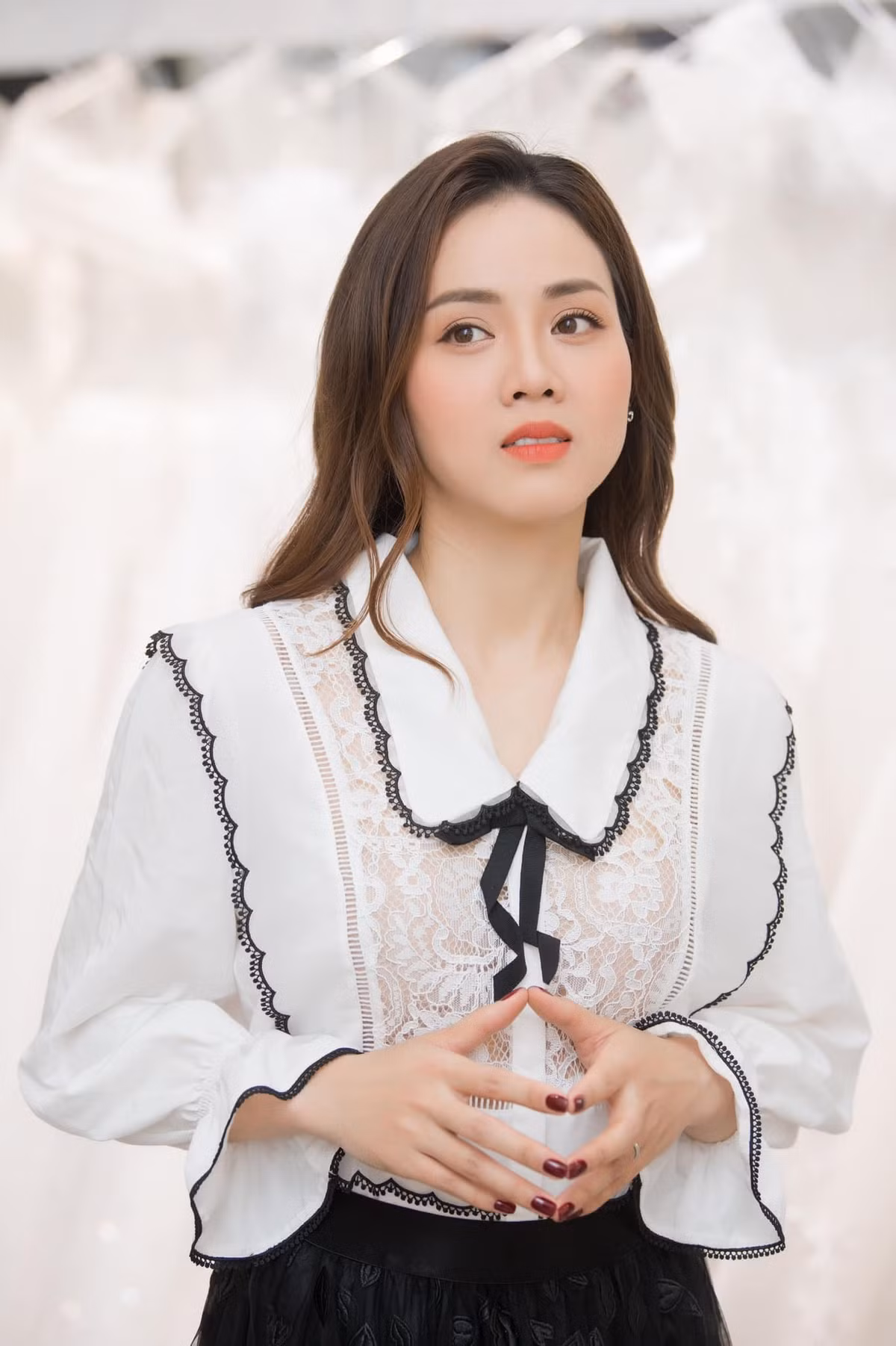 Vợ NSND Công Lý đẹp buồn, Hòa Minzy khoe vai trần gợi cảm Vo NSND Cong Ly dep buon, Hoa Minzy khoe vai tran goi cam