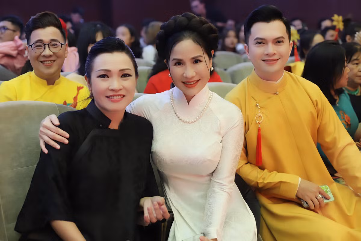 Vợ NSND Công Lý đẹp buồn, Hòa Minzy khoe vai trần gợi cảm - Hình 6 Vo NSND Cong Ly dep buon, Hoa Minzy khoe vai tran goi cam-Hinh-6