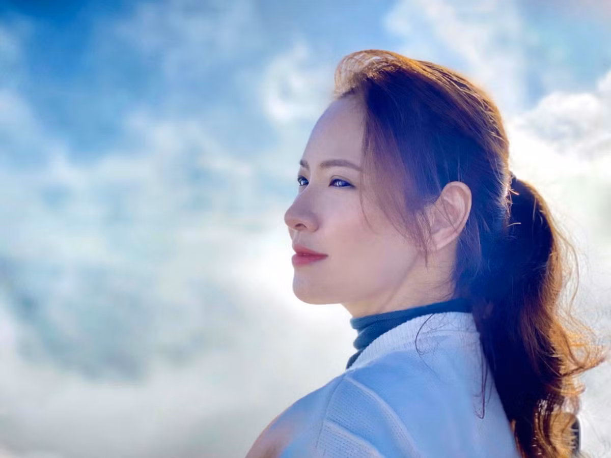 Vợ NSND Công Lý đẹp buồn, Hòa Minzy khoe vai trần gợi cảm - Hình 5 Vo NSND Cong Ly dep buon, Hoa Minzy khoe vai tran goi cam-Hinh-5