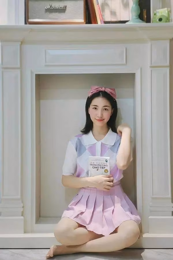 Sau khi sinh con, Hòa Minzy tuy gặp phải một số vấn đề như rạn da hay tay nổi gân nhưng nhan sắc, vóc dáng và phong cách lại ngày càng lên hương. Đặc biệt nhất là dù đã U30 và có con nhưng nữ ca sĩ lúc nào cũng như một cô nàng tuổi teen.