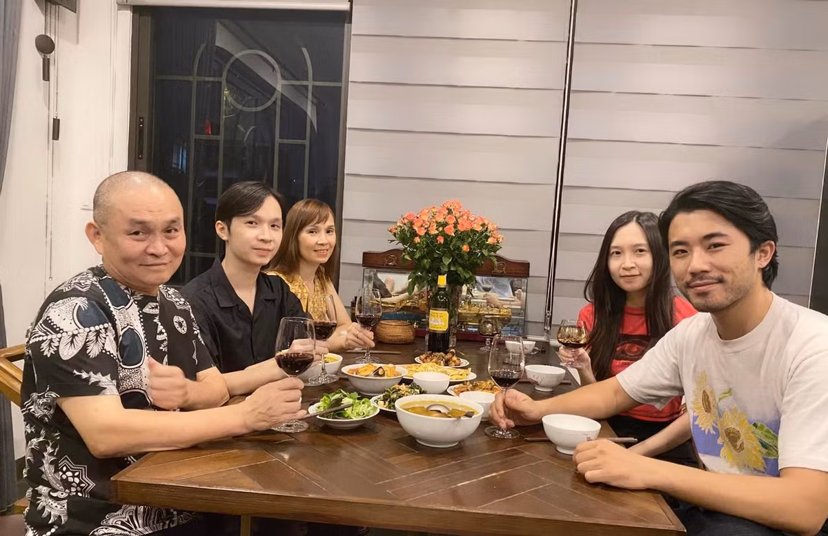 Xuan Hinh dang anh vui ve ben vo cung cac con ky nghi le