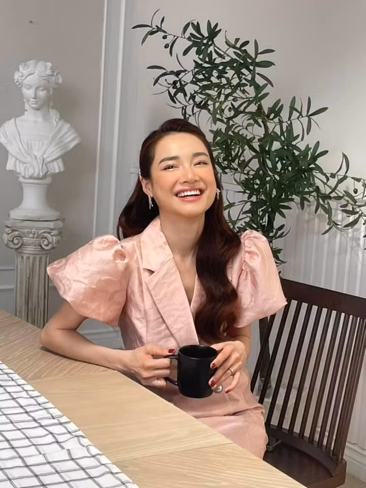 ...hoặc rộng bởi trông như mặc đồ đi mượn lệch size vậy.