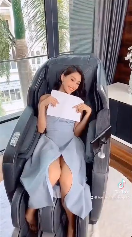 Không thể bỏ qua Tiểu Vy với màn suýt lộ hàng với bộ đầm xẻ cao chót vót khi tạo dáng sai tư thế. May mà có photo có tâm nhắc khéo chứ không là cũng hớ hênh.