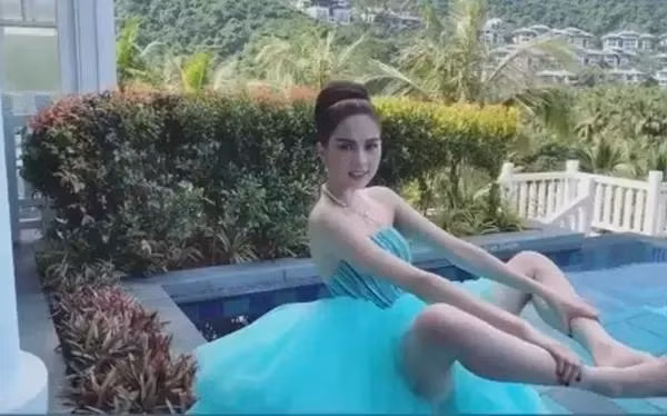 Vẫn biết "người đẹp Trà Vinh" là người thoải mái, dân dã nhưng sự vô tư quá mức khi mặc váy thế này dễ khiến cô rơi vào tình cảnh hớ hênh.