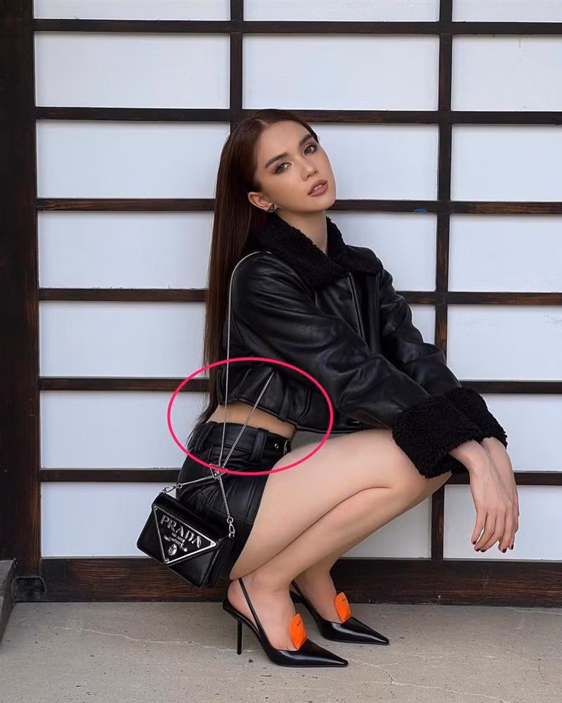 Dù đã rất gầy, Ngọc Trinh vẫn cố bóp phần eo cho nhỏ xíu khiến cơ thể trông hơi kỳ quặc.