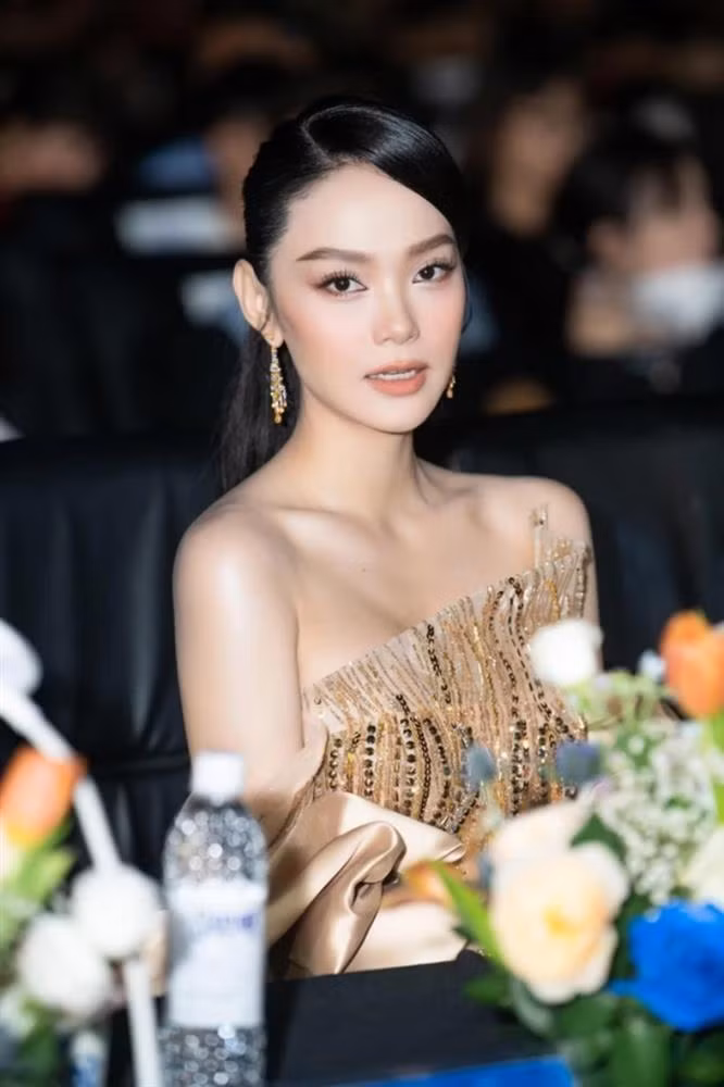 Đó có thể là trang phục dáng cổ yếm hay khẽ trễ vai nhẹ nhàng hoặc kiểu cúp ngực.