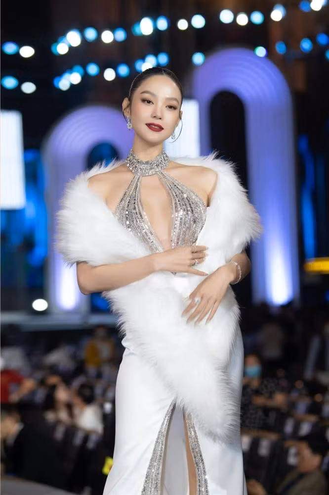 Xuất hiện tại các sự kiện trong khuôn khổ chương trình, Minh Hằng còn gây ấn tượng với lựa chọn trang phục.