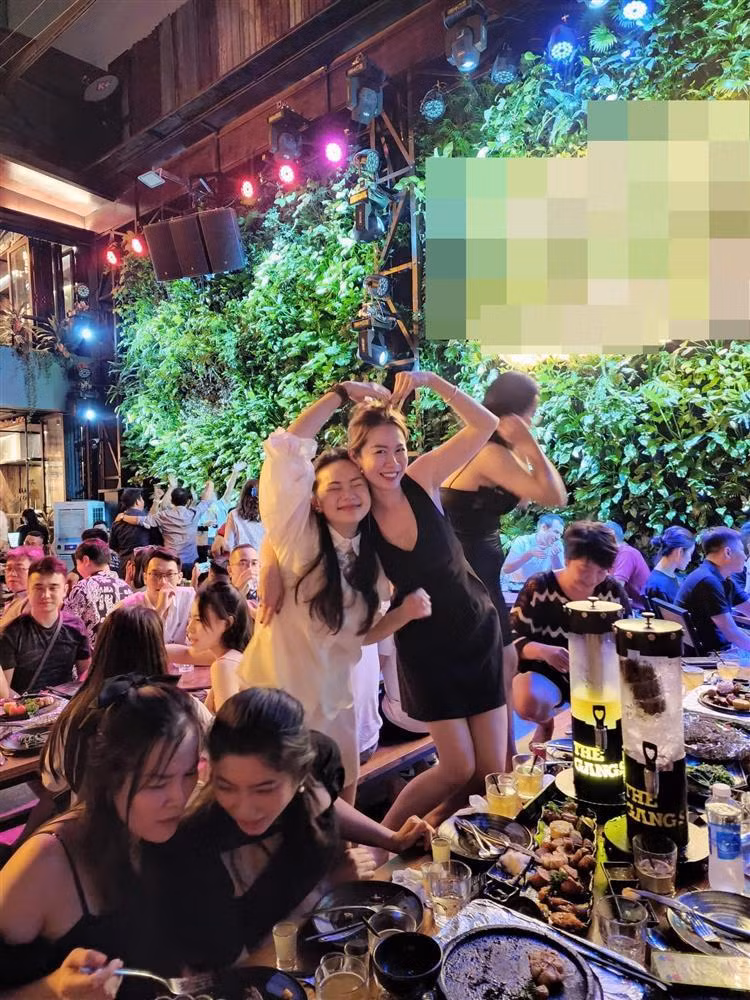 Có thể thấy, nhờ giảm cân 15kg thành công nên Phan Như Thảo rạng rỡ, ngày càng ghi điểm, tự tin diện đồ sáng màu. Sắc vóc của cựu người mẫu dần trở về thời kì hoàng kim. Nữ diễn viên từng tiết lộ, cô muốn giảm thêm kí nhưng ông xã Đức An ngăn cản vì cho rằng vợ đã đủ đẹp trong mắt mình.