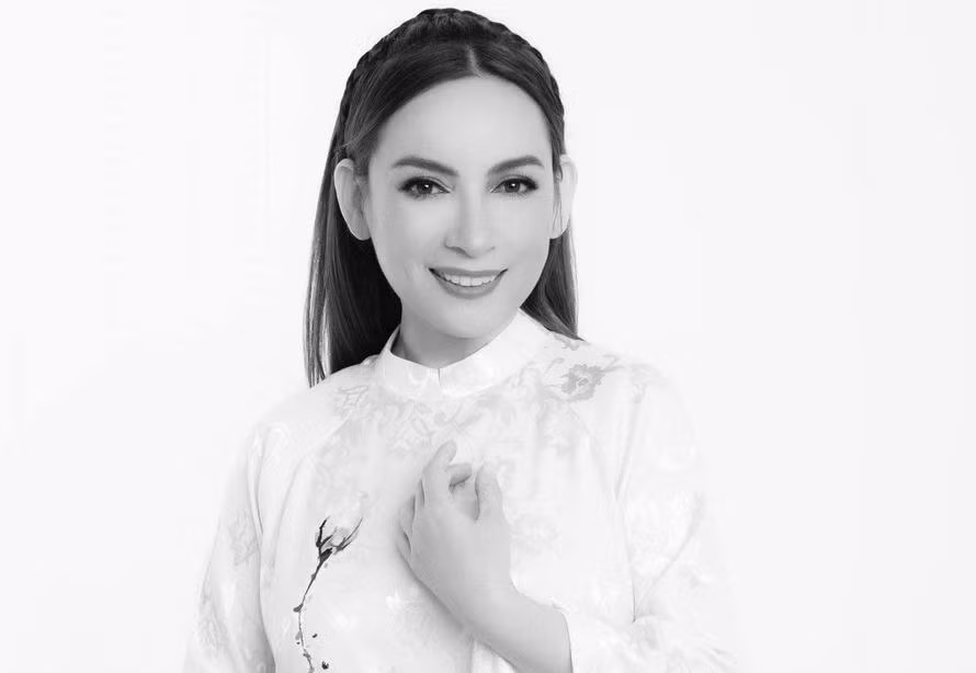 Tháng 9/2021, nữ ca sĩ qua đời sau thời gian điều trị Covid-19. Sau khi hỏa táng tại Việt Nam, nghệ sĩ Việt Hương đích thân đưa tro cốt cố ca sĩ Phi Nhung về Mỹ đoàn tụ với gia đình. Phi Nhung qua đời khiến nhiều khán giả không khỏi xót xa, thương tiếc.