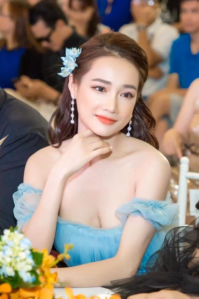 Nhã Phương khoe vòng 1 căng tràn với đầm công chúa cổ khoét sâu.
