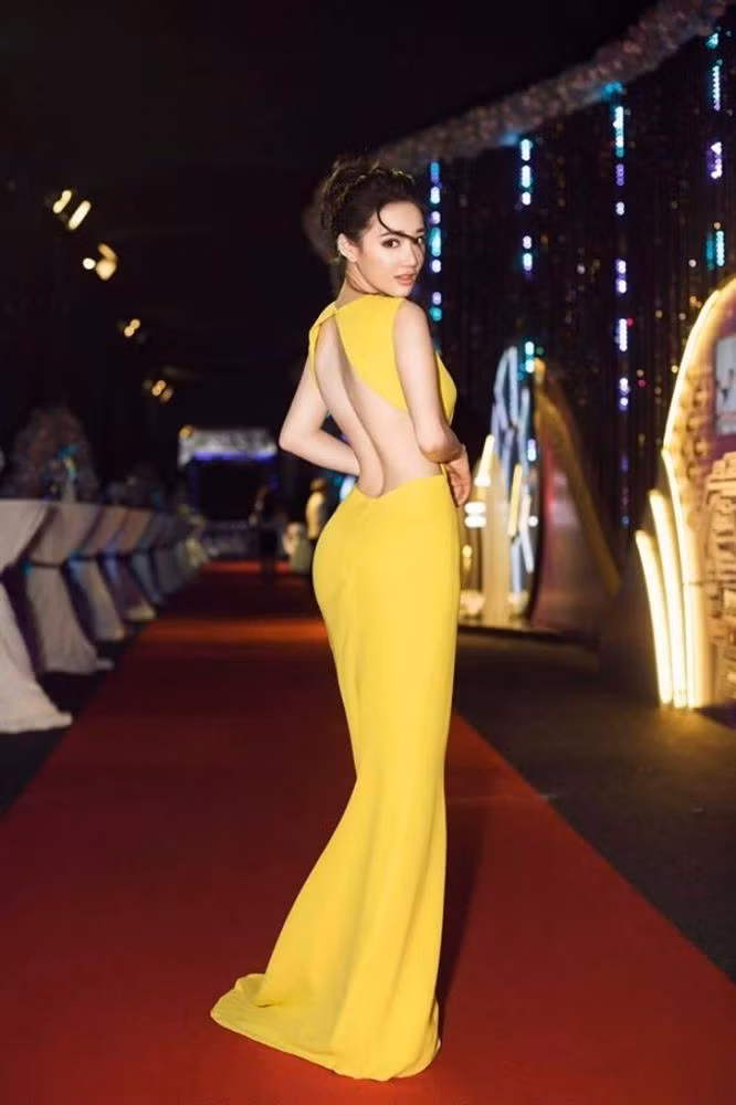 Diễn viên Nhã Phương không chọn trang phục hở hang quá đà toàn bộ, nếu kín vòng 1 thì sẽ nhấn nhá hở phía sau để khoe rãnh lưng sexy.