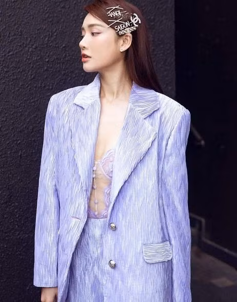br/> Nhắc đến Nhã Phương là người hâm mộ nhớ ngay đến hình ảnh ngọc nữ với style nhẹ nhàng, kín đáo. Cô thường gắn bó với những thiết kế màu sắc tươi sáng, điển hình như sắc trắng tinh khôi. Kể từ khi theo chồng về dinh, Nhã Phương cũng ngày càng kín đáo hơn. Chính vì vậy mỗi khi hở bạo một chút thôi, bà xã Trường Giang đều gây chú ý. Mới đây, trong sự kiện ra mắt phim, nữ diễn viên diện bộ suit màu tím pastel chuẩn trendy. Đáng nói, người đẹp tự tin diện áo corset xuyên thấu bên trong chất liệu ren khoe da thịt lấp ló gợi cảm. Gương mặt Nhã Phương vẫn đầy đặn, visual xuất sắc chỉ có điều vòng 1 thì phẳng lì còn chân tay thì gầy guộc. Khuyết điểm đầu gối củ lạc cũng lộ rõ.