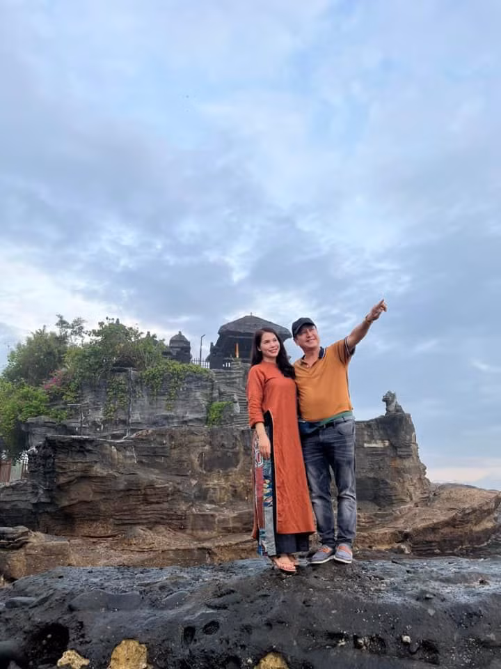 NSƯT Chí Trung đưa bạn gái kém 17 tuổi đi du lịch Indonesia NSUT Chi Trung dua ban gai kem 17 tuoi di du lich Indonesia