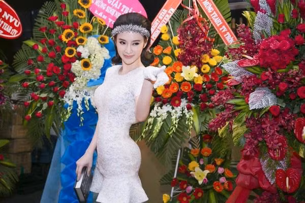 Ở góc nhìn nghiêng thân hình của Angela Phương Trinh lộ rõ sự bất thường vì chiếc quần độn lố.