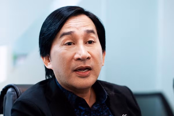 NSUT Kim Tu Long cui dau xin loi khan gia