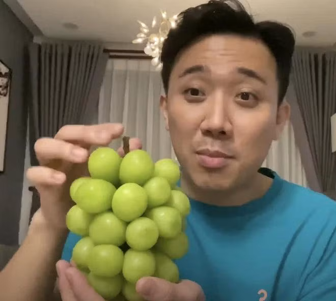 Tương tự Lệ Quyên, loại nho mẫu đơn nức tiếng cũng đã được Trấn Thành thưởng thức qua. Chưa kể, nam MC còn chi 11 triệu đồng để nếm thử loại nho Ruby Roman của Nhật.
