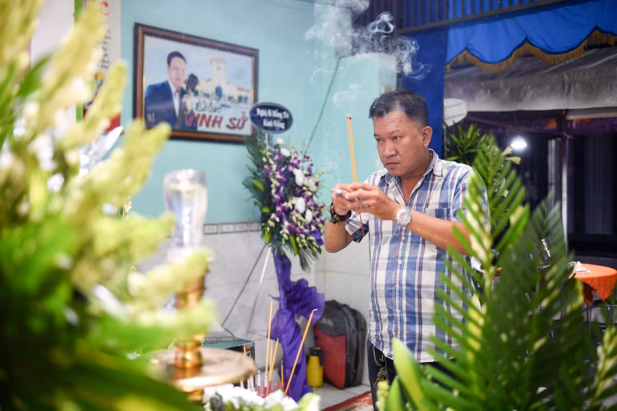 Nhạc sĩ Vinh Sử bị ung thư trực tràng gần 10 năm qua và ông phải thường xuyên vào viện chữa trị. Khoảng 3 tháng gần đây tình trạng trở nặng, ông phải nằm một chỗ trong phòng hồi sức.