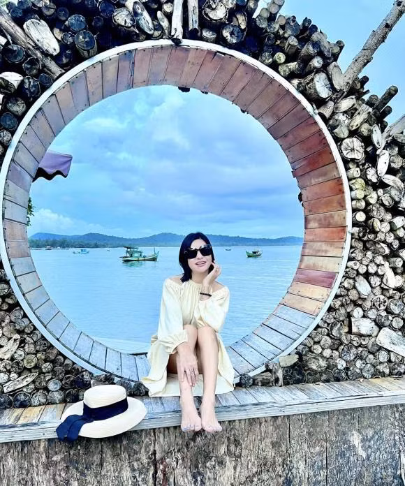 Diện váy ngắn nhưng kiểu tạo dáng co chân rồi ngồi chiếu tướng vào ống kính của cô khiến khán giả "thót tim" vì sợ hớ hênh.