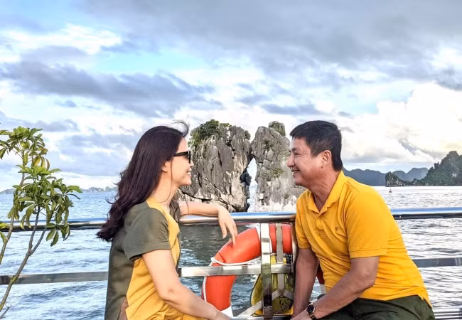 Chí Trung tình tứ bên bạn gái doanh nhân kèm dòng chia sẻ hài hước: "Trước Hòn Trống Mái, quyết một phen "sống mái".