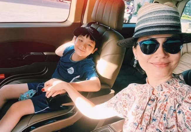 Diễn viên Đỗ Hải Yến đưa con trai đến trường nhập học.