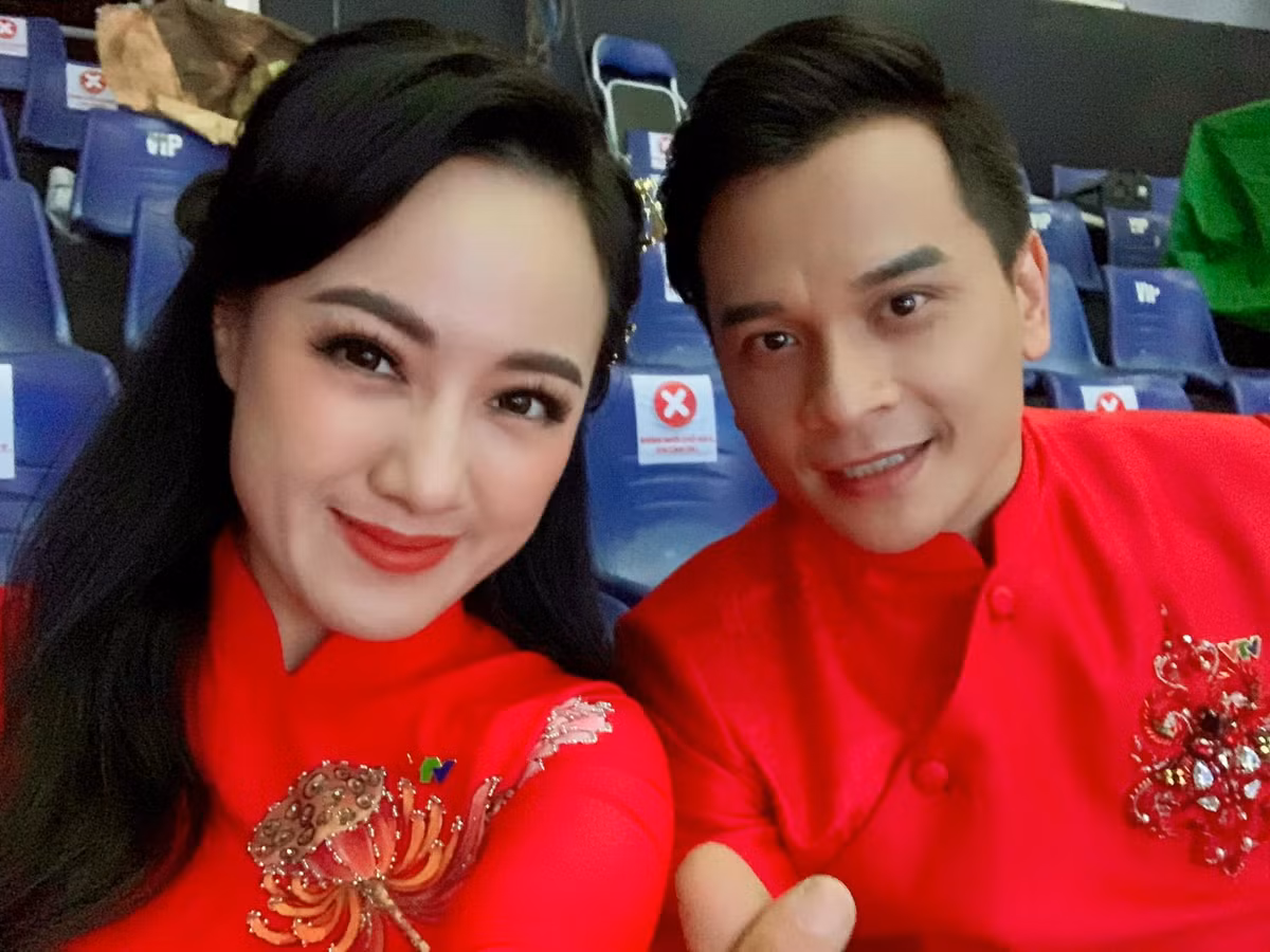 MC Hoai Anh dien ao dai do ruc quay chuong trinh Tet