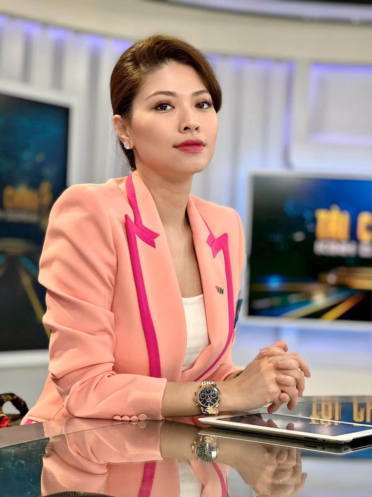 Sao Việt hôm nay 19/1: MC Ngọc Trinh tự tin và quyến rũ. Chị diện vest và đeo đồng hồ hàng hiệu dẫn chương trình.