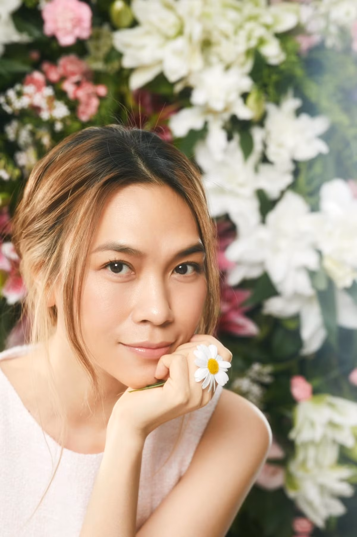Sao Việt Mỹ Tâm xinh tươi bên hoa.