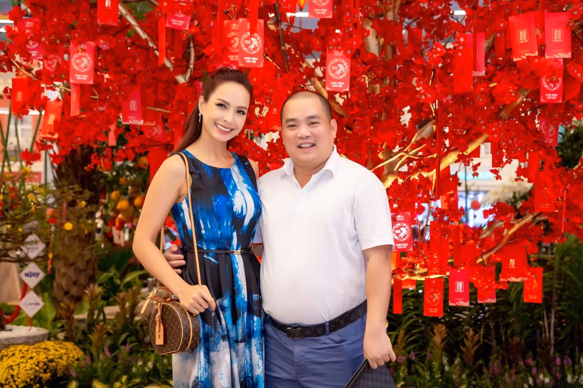 Cựu mẫu Thúy Hạnh và nhạc sĩ Minh Khang hạnh phúc bền chặt.