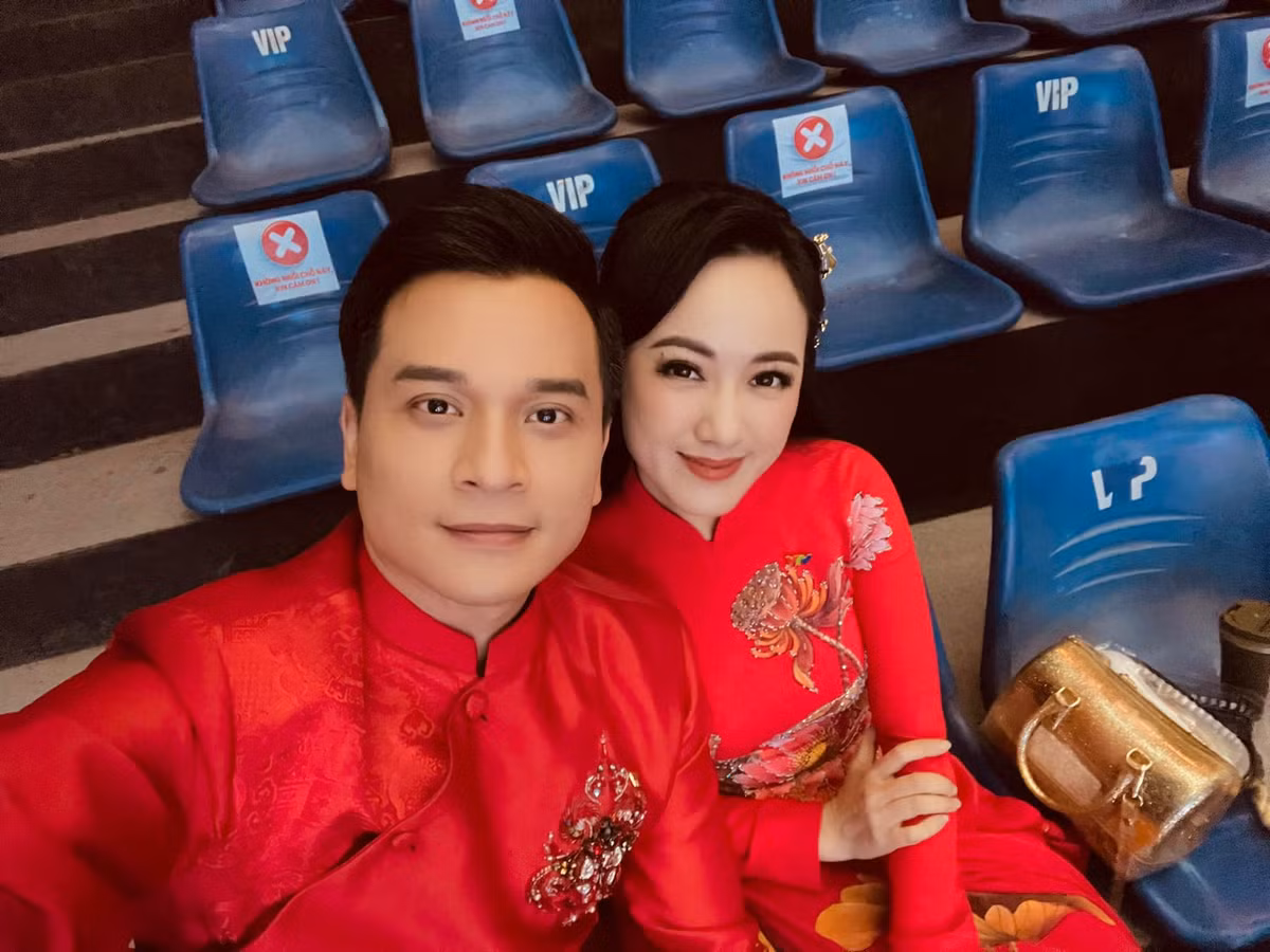 Cả hai diện áo dài đỏ rực quay chương trình Tết.