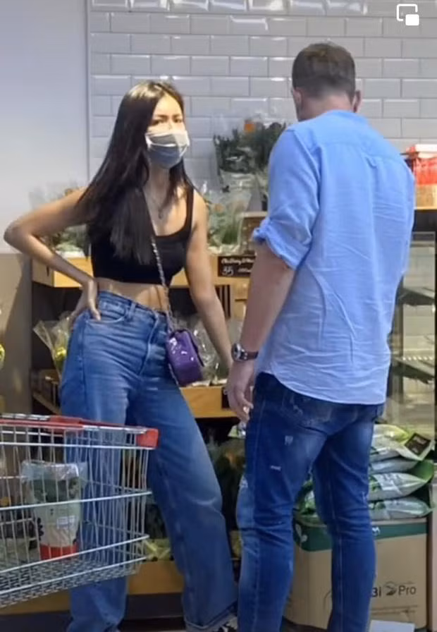 Thái độ của Minh Tú cũng khá "lồi lõm" đó nha.