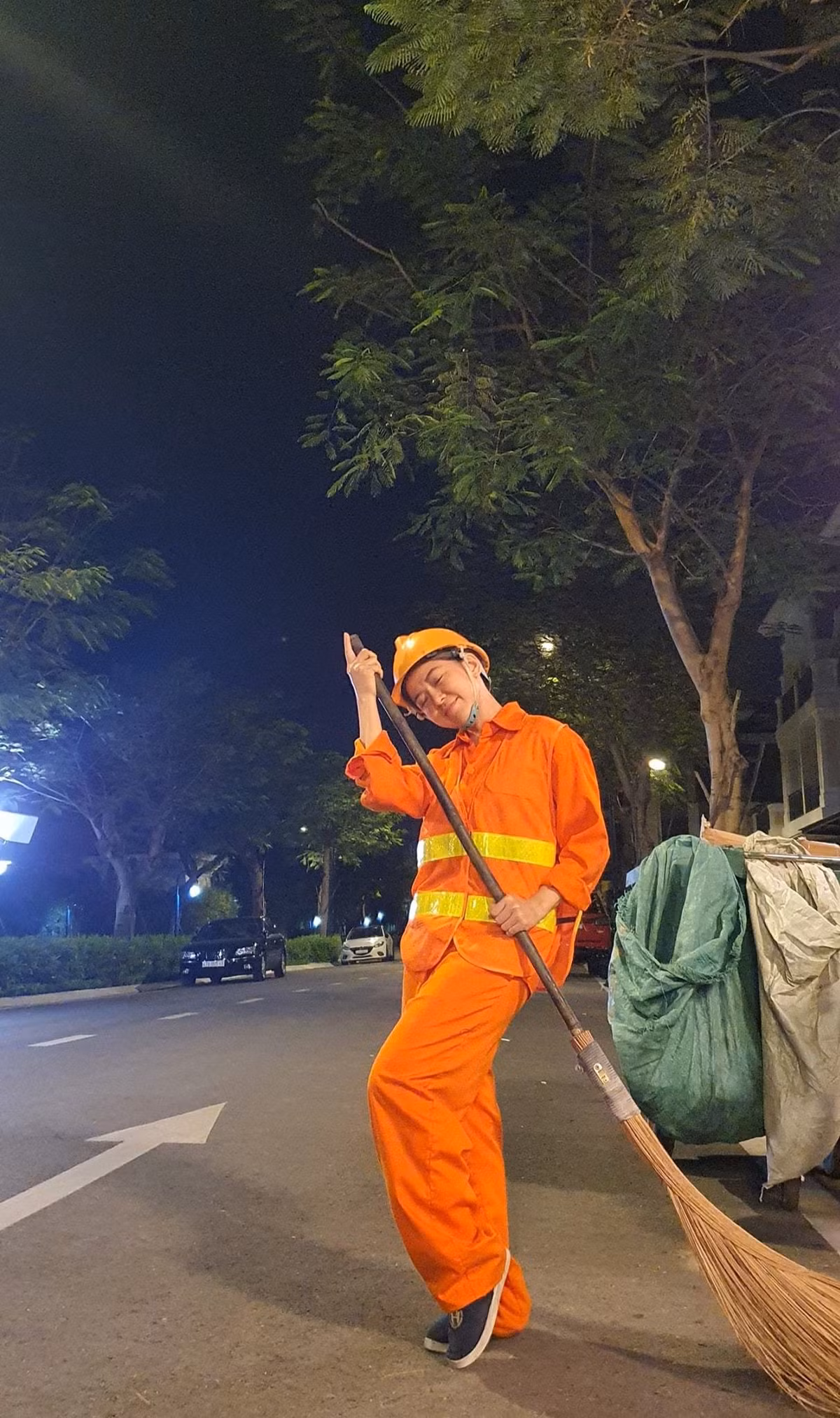 Diễn viên Hồng Trang trong tạo hình công nhân dọn vệ sinh.