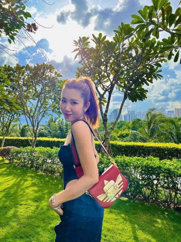 Mới đây, Thúy Ngân đăng tải loạt khoảnh khắc khoe phong cách street style vô cùng sành điệu. Trong khung ảnh, người đẹp diện set đồ denim năng động. Thiết kế cắt xẻ giúp mỹ nhân Tiền Giang phô diễn bờ vai trần nuột nà và vòng eo con kiến. Dù giữ được gương mặt xinh đẹp, song nữ diễn viên Cây Táo Nở Hoa lại khiến dân tình lo lắng với hình thể gầy bất ngờ.