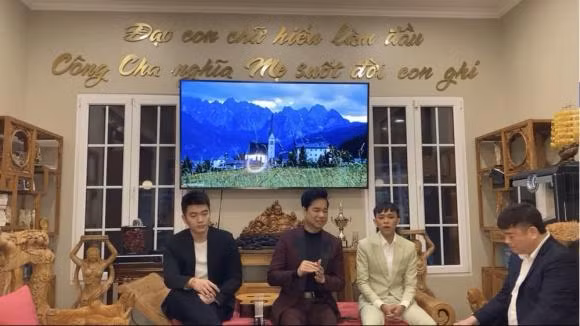 Ho Van Cuong dien vest banh bao hat cung Ngoc Son-Hinh-2