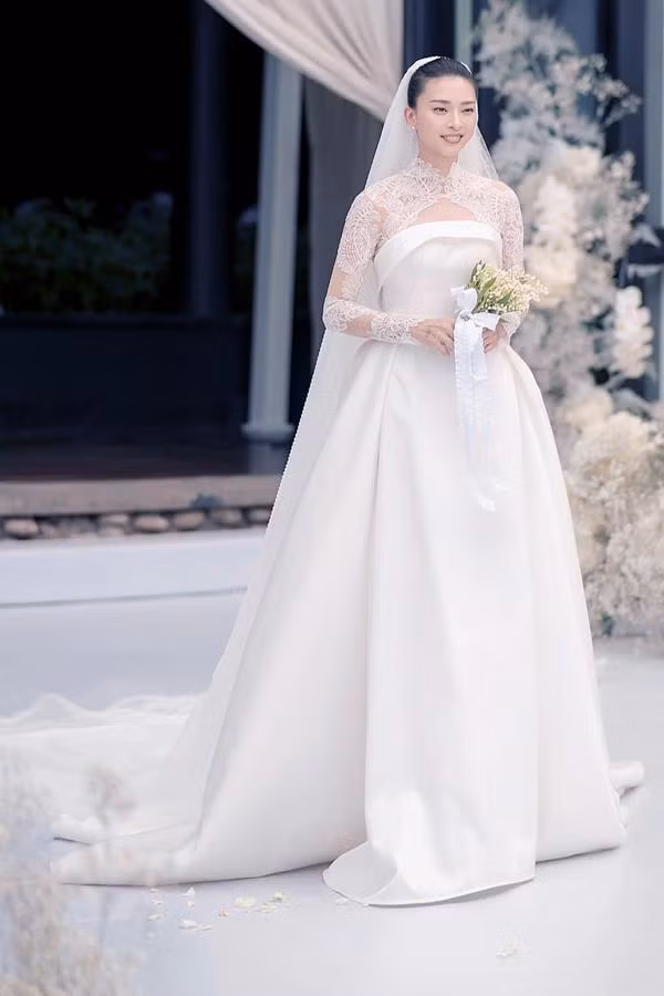 Diễn viên mặc váy của nhà thiết kế Phương My khi sánh đôi Huy Trần làm lễ.